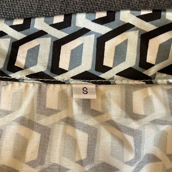 Mermaid Way NWT Silky Lounge Wear/Pajama 2 Piece Set in Geometric Print. Size S. - Picture 9 of 9